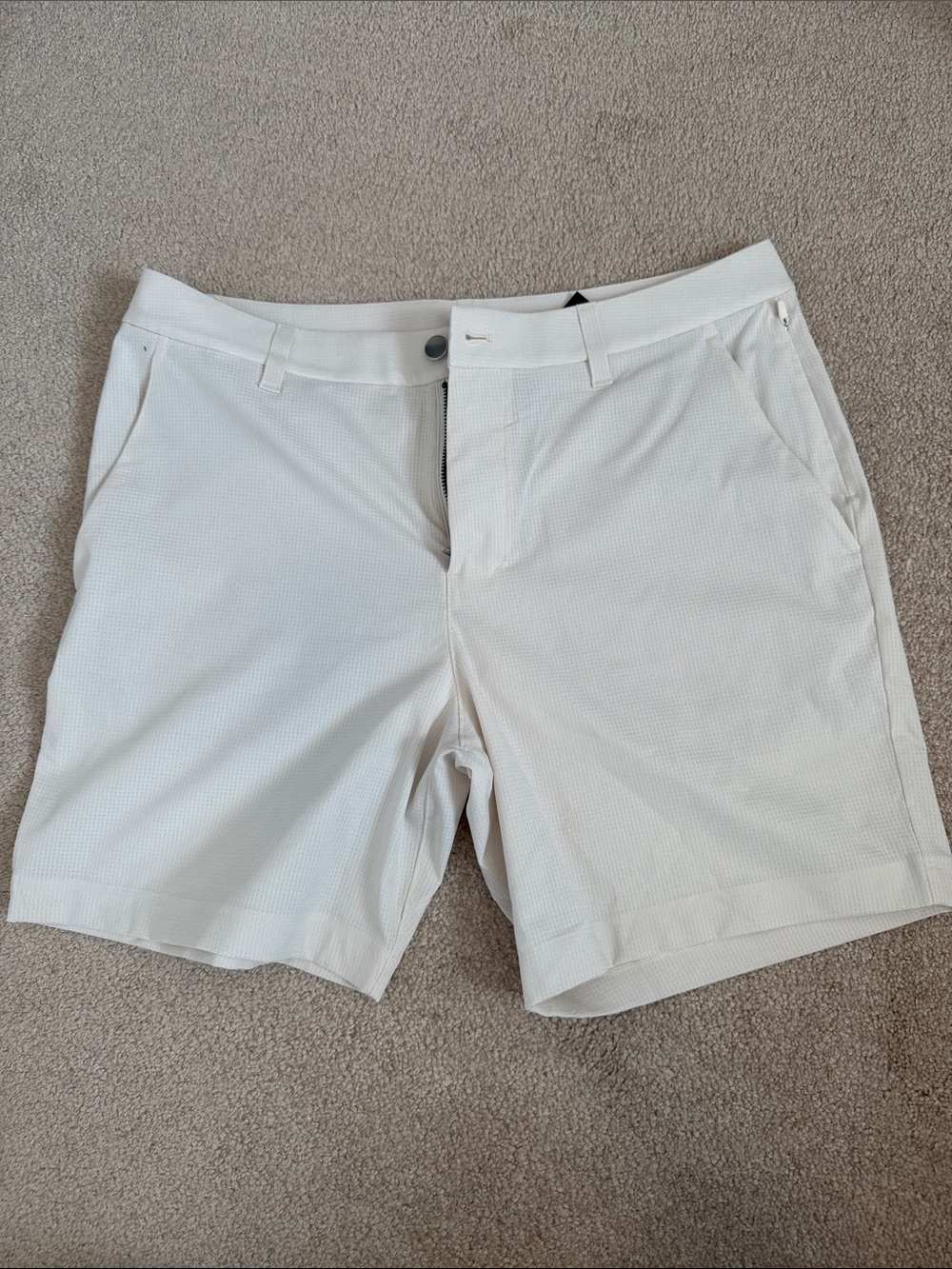 lululemon athletica Men’s White Flat-Front Golf/Active Shorts